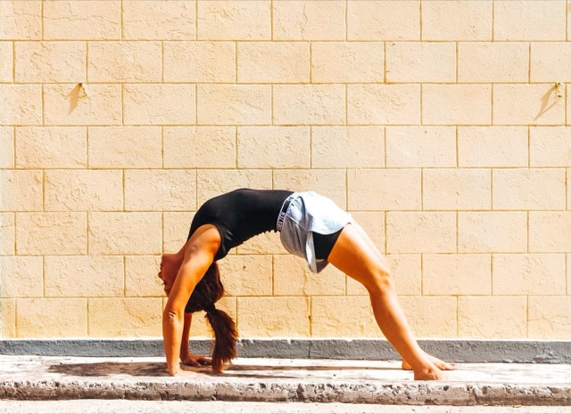 ¿Cómo puede ayudar el yoga a controlar el estrés?