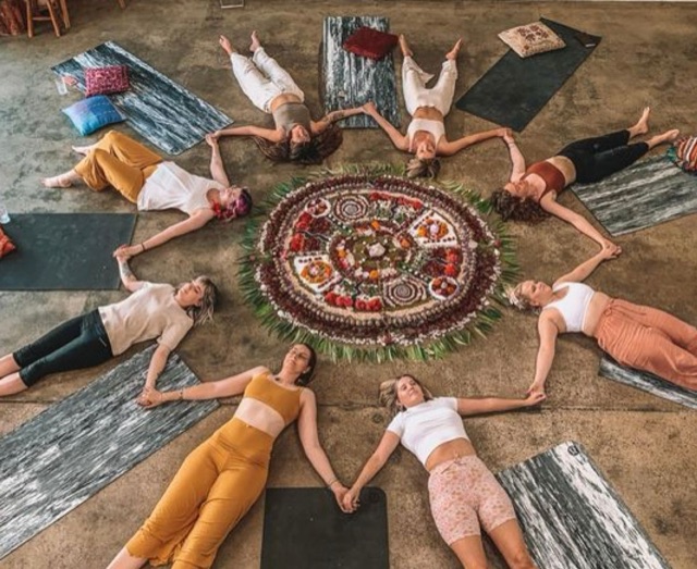 Gestión de Clase en Yoga 🧘‍♂️💫: Crear una Atmosfera Inclusiva y Dinámica de Grupo